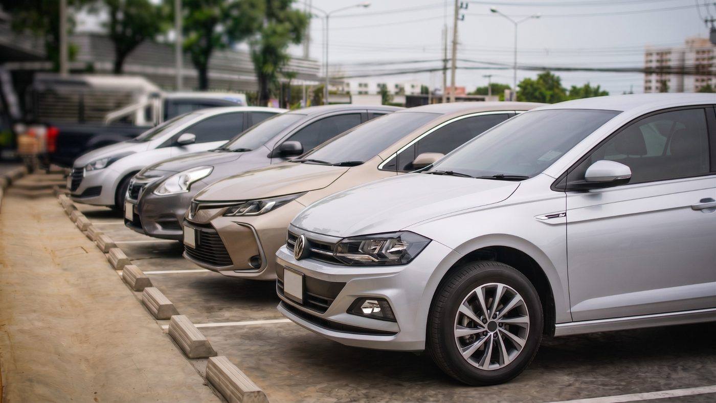 Frota Vini Transportes — sedans executivos alinhados em pátio